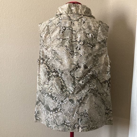 Chico's Zenergy Size 2=Medium Neema
Marissa Python print green & cream vest - Picture 2 of 14